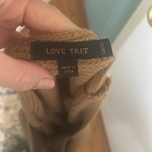 Love Tree V-Neck Twist Back Sweater – Dark Khaki, Size Large - Picture 4 of 4